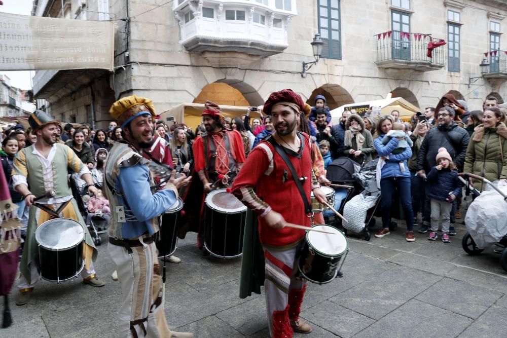 Miles de personas han pasado ya por las calles de Baiona