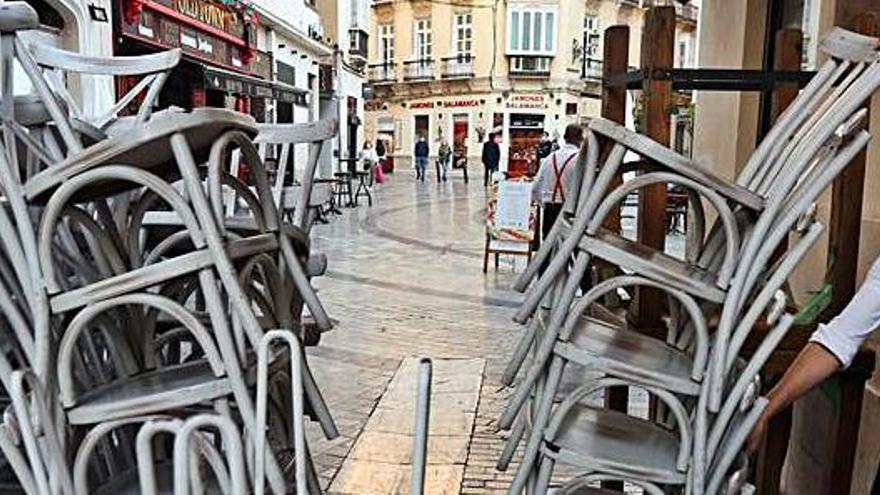 Sillas recogidas en una terraza del centro de Málaga.