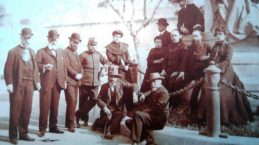 Familiares del general Joaquín Vara de Rey que acudieron a la inauguración del monumento en 1904. | ARXIU HISTÒRIC D’EIVISSA