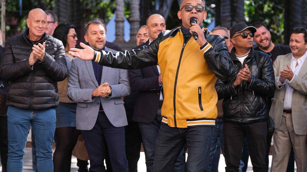 Actuación de El Morocho durante la presentación del programa de actuaciones del Carnaval de la calle.