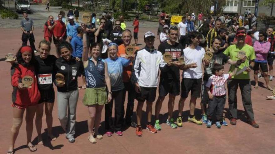 Imagen de algunos de los ganadores y corredores de la Costa Trail, ayer en Mera. / víctor echave