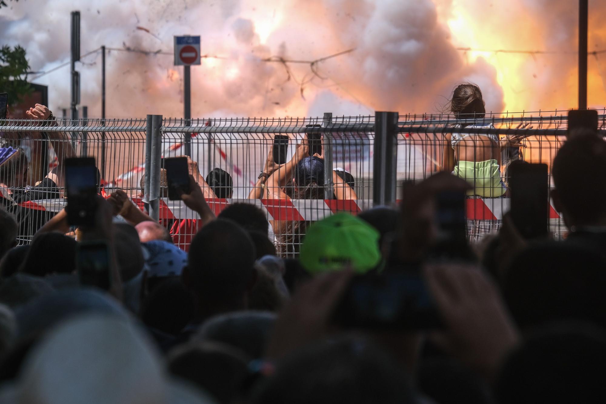 Así ha sido la primera mascletá a concurso de Pirotecnia Ferrández para las fiestas de Elche