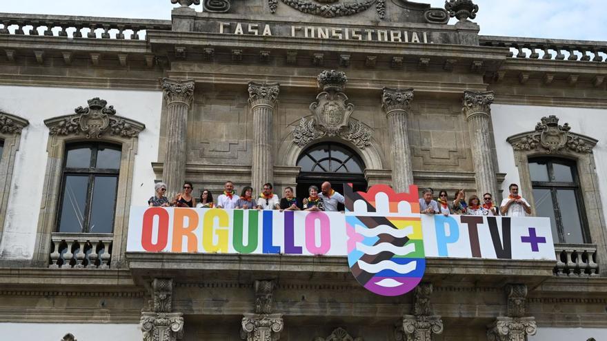 La pancarta del orgullo LGTBI en el balcón consistorial de Pontevedra. |  Rafa Vázquez