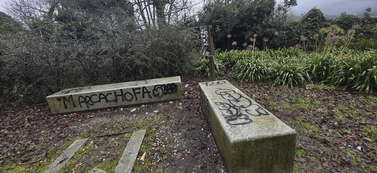 Algunas de las pintadas en el mobiliario del Castro de Alobre.