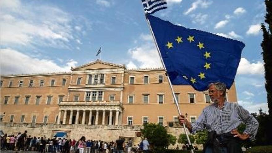 Un partidari del «sí» a l&#039;acord amb les institucions en el referèndum de diumenge, ahir davant el Parlament.