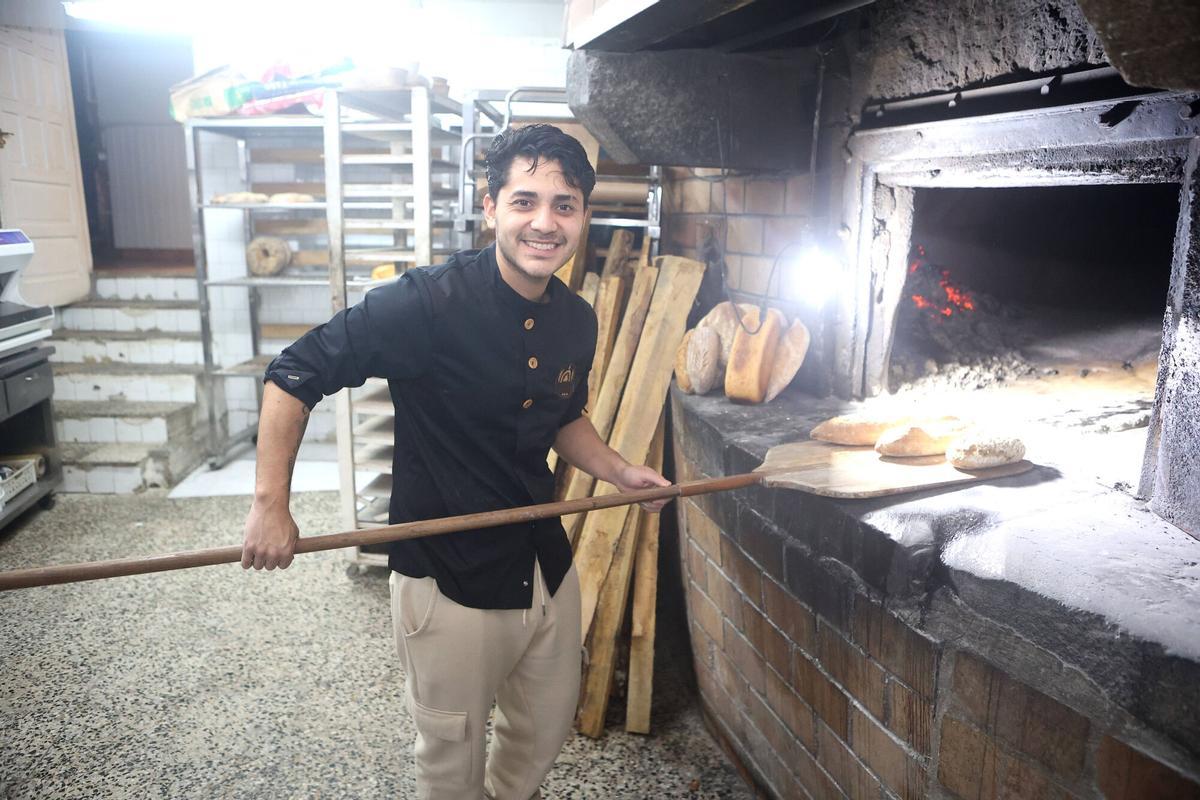 El propietario de esta histórica panadería de Betanzos, Edward Millán, junto a su horno centenario.