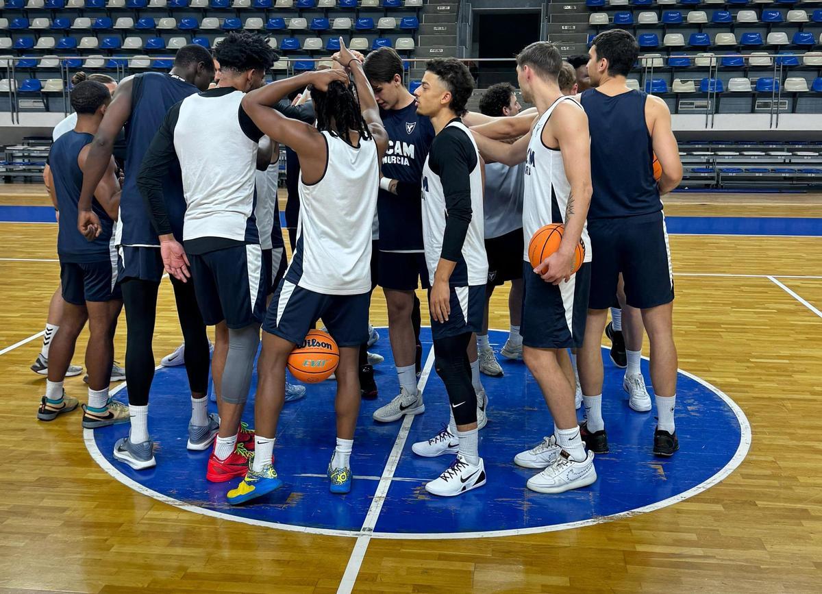 La plantilla del UCAM Murcia durante su entrenamiento en Samokov (Bulgaria) este viernes.