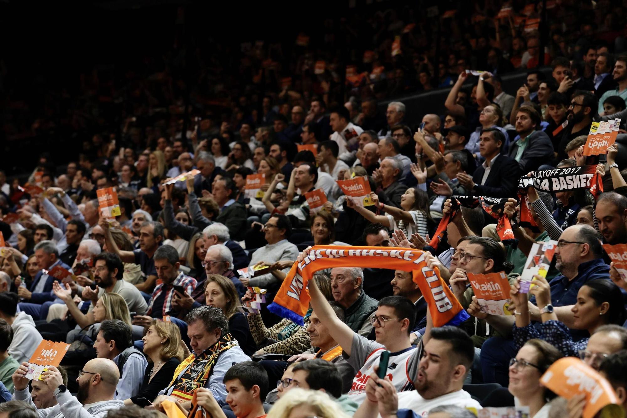 La afición de la Fonteta en partido de Euroliga entre Valencia Basket Club y Real Madrid .