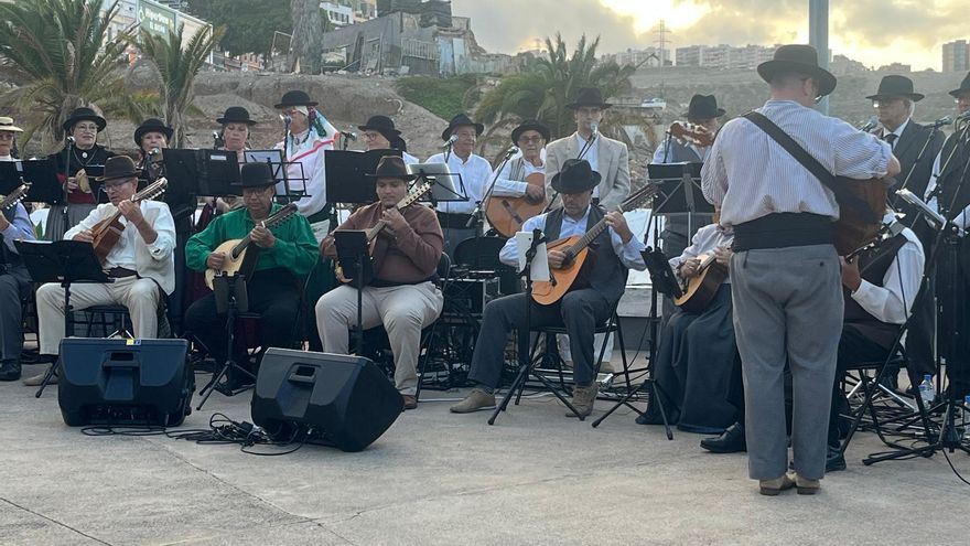 El barrio de San Roque comienza sus fiestas patronales con la lectura del pregón y una actuación folclórica