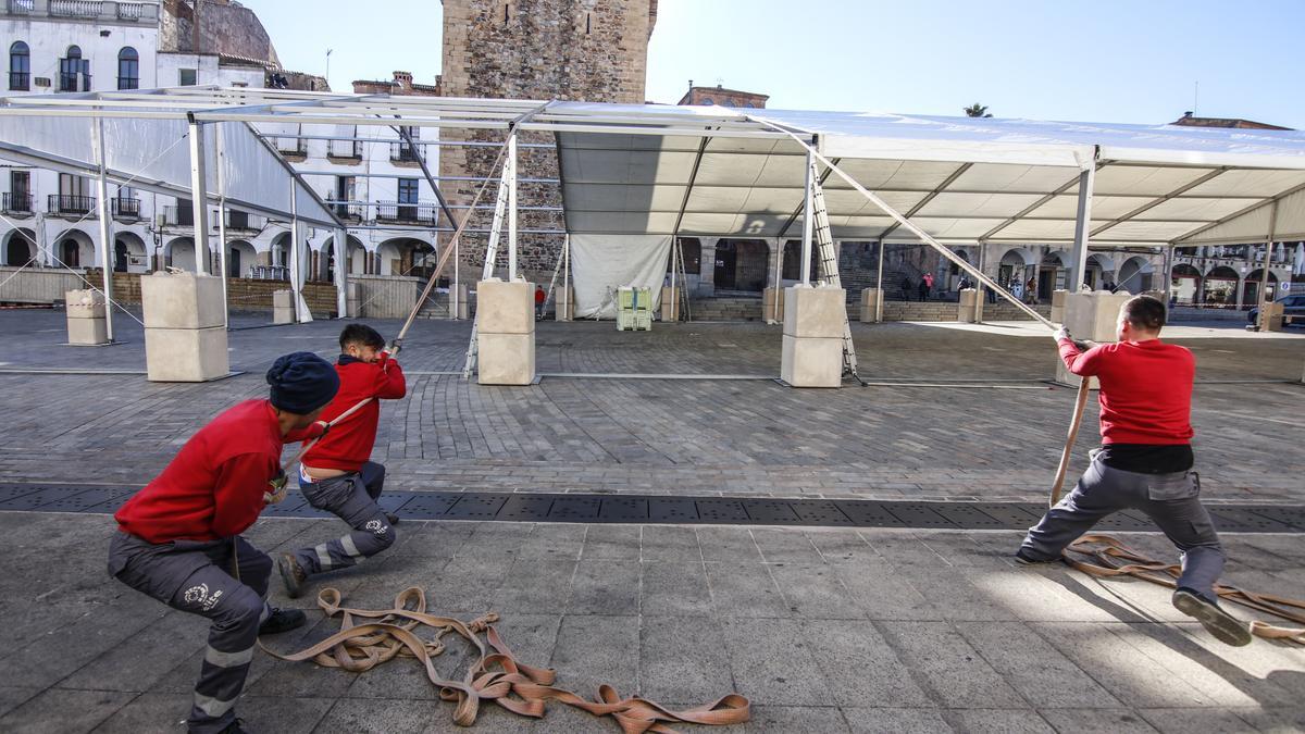 Operarios ultiman este martes el montaje de la carpa de Carnaval.