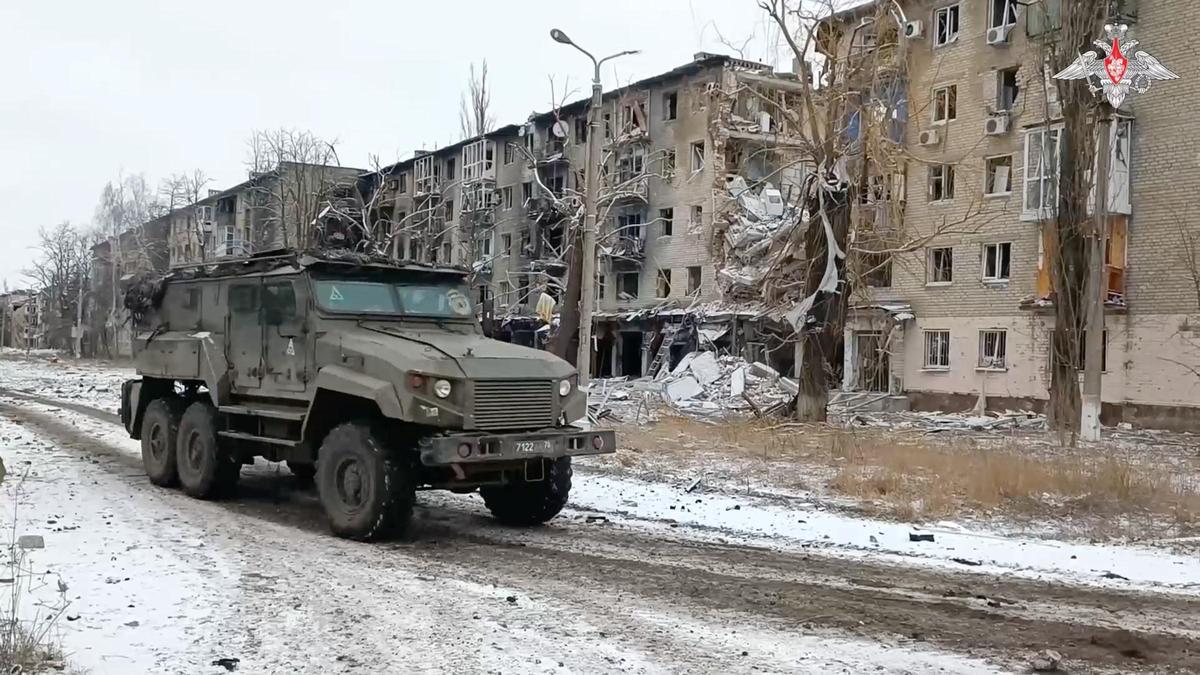 Un vehículo militar ruso patrulla por una calle de la ciudad de Avdiivka tras la retirada de las fuerzas ucranianas, en una captura de vídeo difundida este martes.