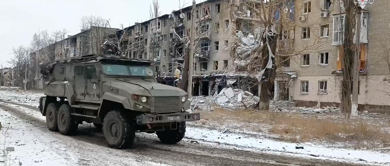 Un vehículo militar ruso patrulla por una calle de la ciudad de Avdiivka tras la retirada de las fuerzas ucranianas, en una captura de vídeo difundida este martes.
