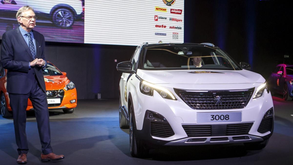 Hakan Matson, presidente del COTY, proclama ganador al Peugeot 3008.