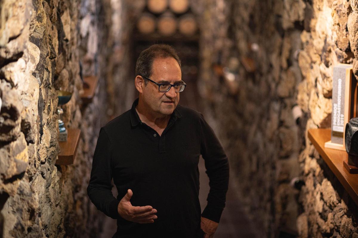 Méndez Siverio entre las paredes de bodegas Viñátigo, en el norte de Tenerife