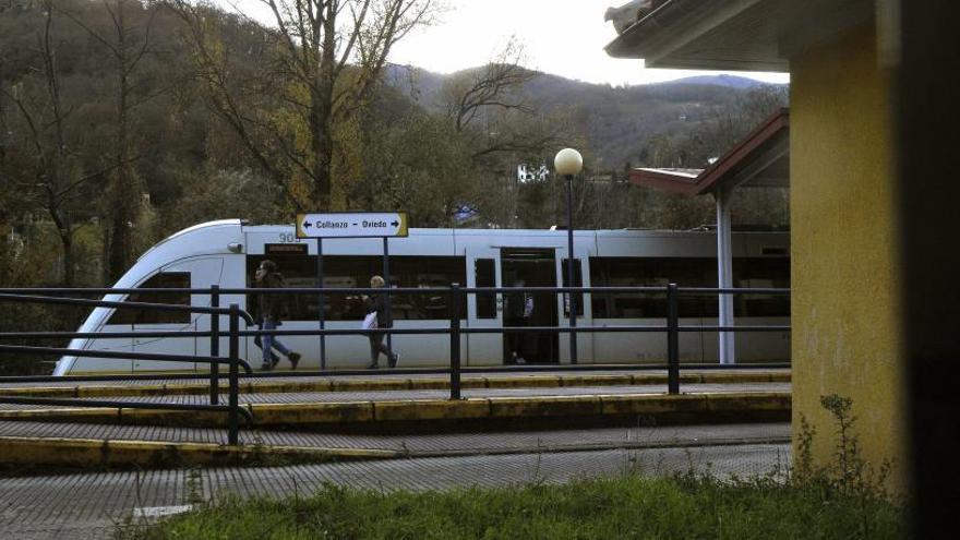 Un tren de vía estrecha, parado en la estación de Moreda.