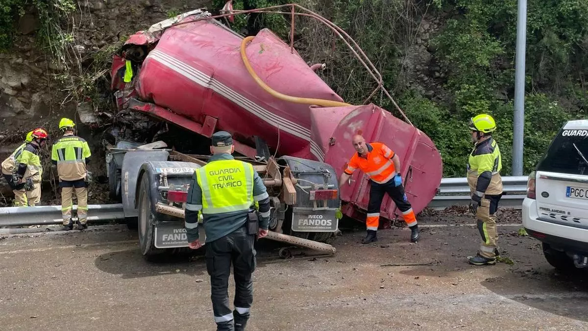 Muere un camionero al salirse de la N-260 y chocar contra un talud en Fiscal