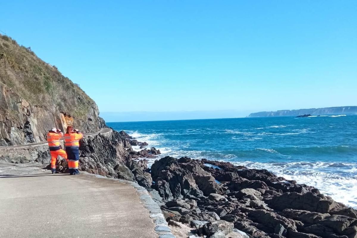 Rastreo en la playa tercera de Luarca.