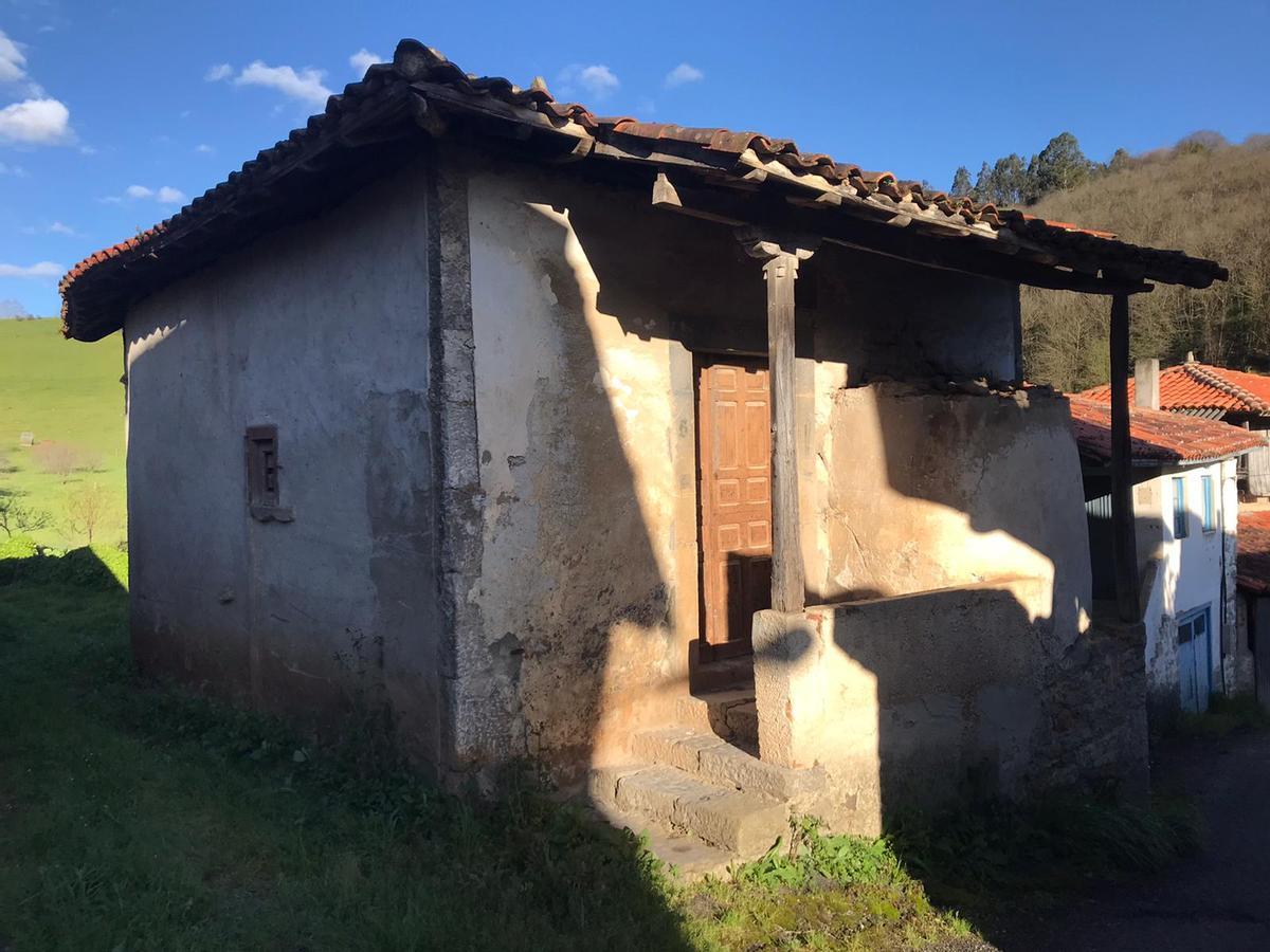 Una casa deshabitada en el pueblo de Moratín.
