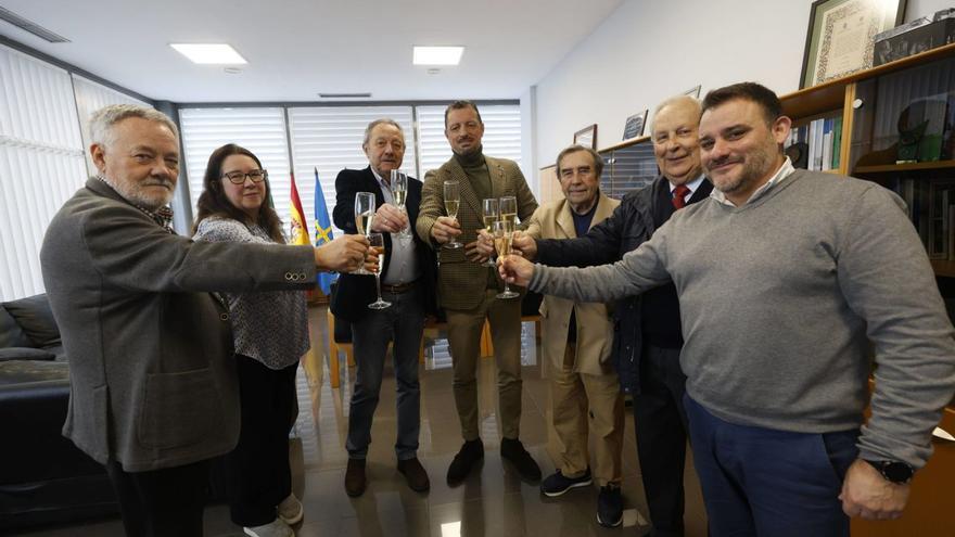 Por la izquierda, Rafael González, Nuria González-Nuevo, Francisco Arias, Eloy Alonso, Ulpiano Álvarez, Rogelio Alonso e Iván López, ayer, en el brindis navideño de Castrillón.  | MIKI LÓPEZ