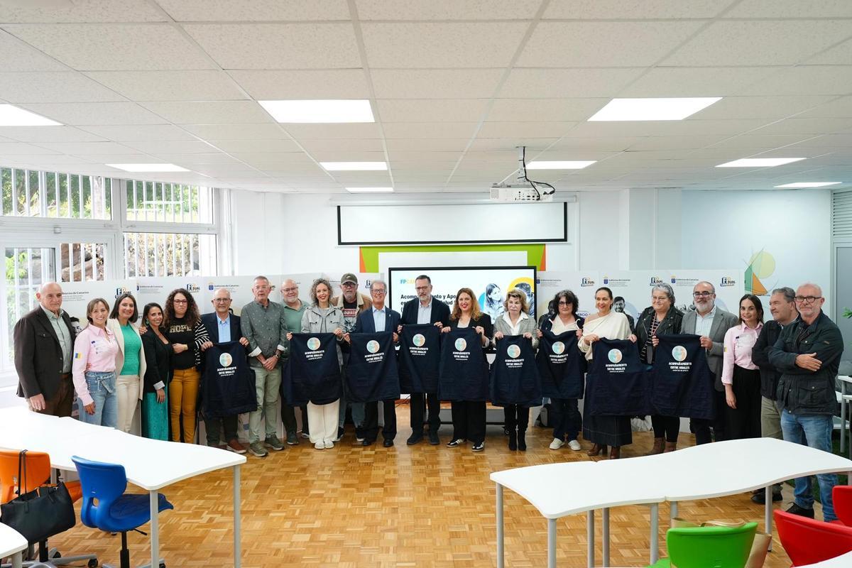 Foto de familia del acto de entrega de los chalecos simbólicos, celebrado en el CIFP Felo Monzón-Grau Bassas