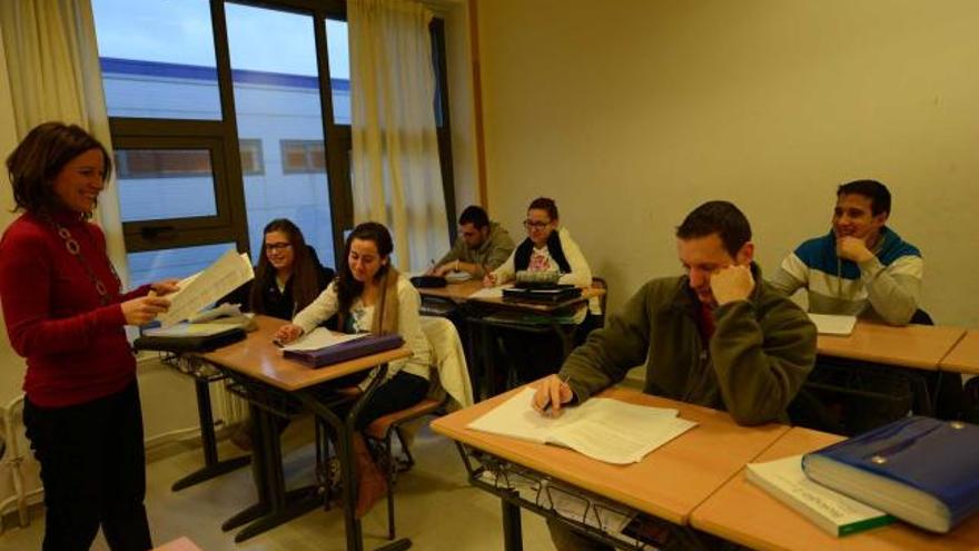 Un aula de Bachillerato nocturno de IES Bernaldo de Quirós de Mieres.