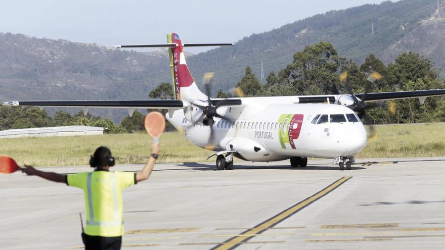 Un avión de TAP Express tras aterrizar en Vigo. // Adrián Irago