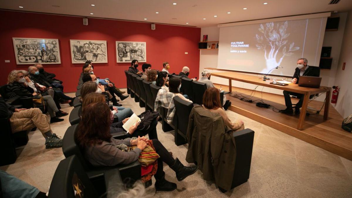 Santiago Beruete presenta ‘Aprendívoros’ en el MACE | J. A. RIERA