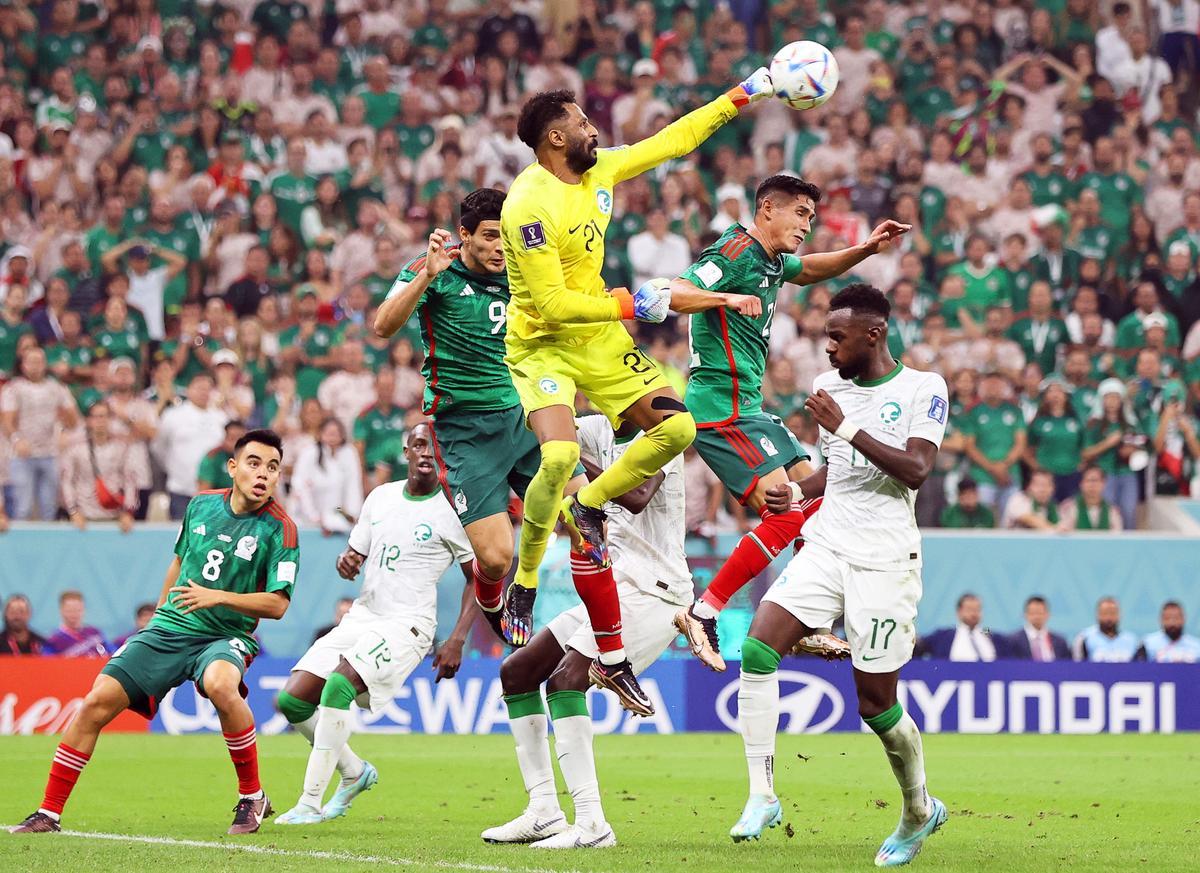 Lusail (Qatar), 30/11/2022.- Saudi Arabia’s goalkeeper Mohammed Al-Owais (up C) in action during the FIFA World Cup 2022 group C soccer match between Saudi Arabia and Mexico at Lusail Stadium in Lusail, Qatar, 30 November 2022. (Mundial de Fútbol, Arabia Saudita, Estados Unidos, Catar) EFE/EPA/Abedin Taherkenareh