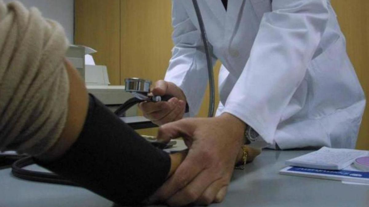 Un metge pren la tensió a una pacient en una fotografia d’arxiu. | DDG