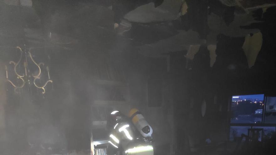 Un incendio obliga a desalojar por completo un edificio de cuatro plantas en Oleiros