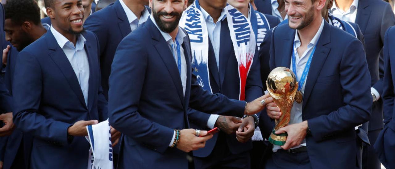 La selección francesa se da un baño de masas en París