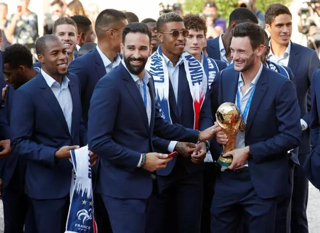 La selección francesa se da un baño de masas en París
