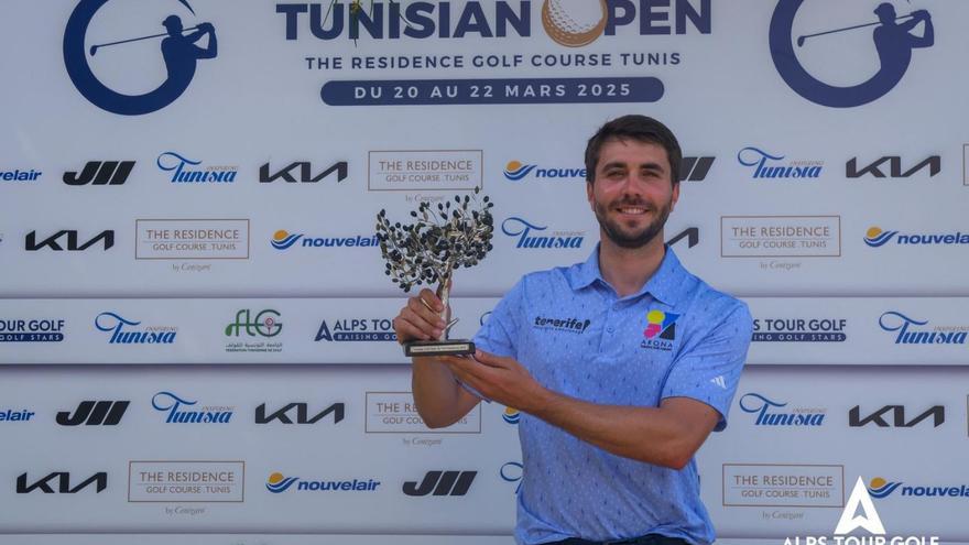 Álvaro Hernández posa con el trofeo conquistado este fin de semana en Túnez.