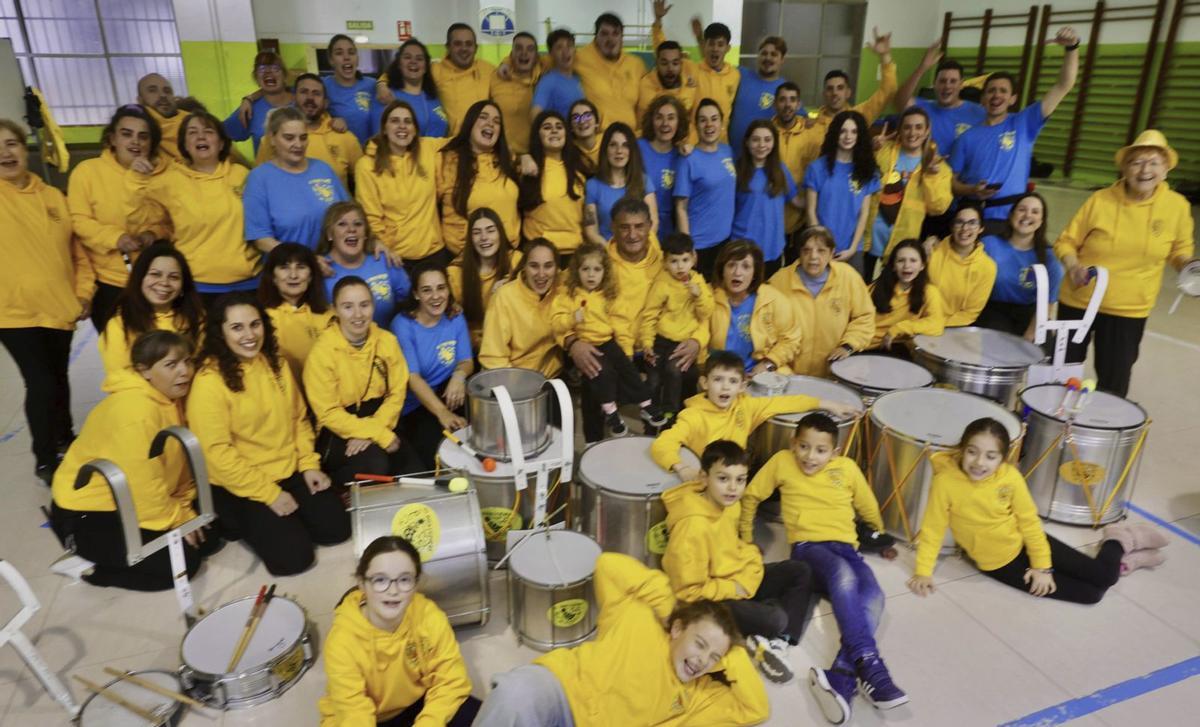 La charanga «Os Brasileiros do Xixón», en un ensayo en el Colegio Lloréu, en El Natahoyo. | MARCOS LEÓN