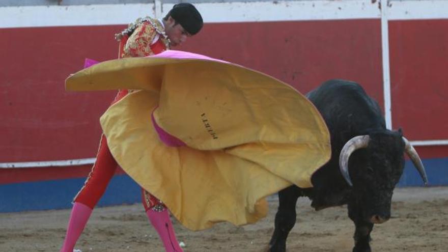 Puerta engaña con el capote a su enemigo.