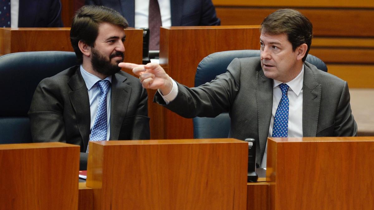 El presidente de la Junta de Castilla y León, Alfonso Fernández Mañueco, junto al vicepresidente, Juan García Gallardo.