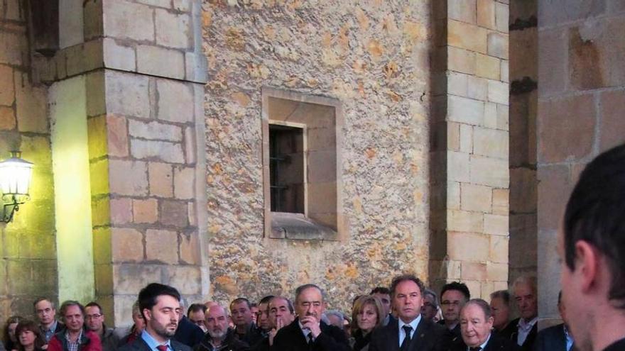 La Banda de Música toca &quot;Mater Mea&quot; ante las cenizas.