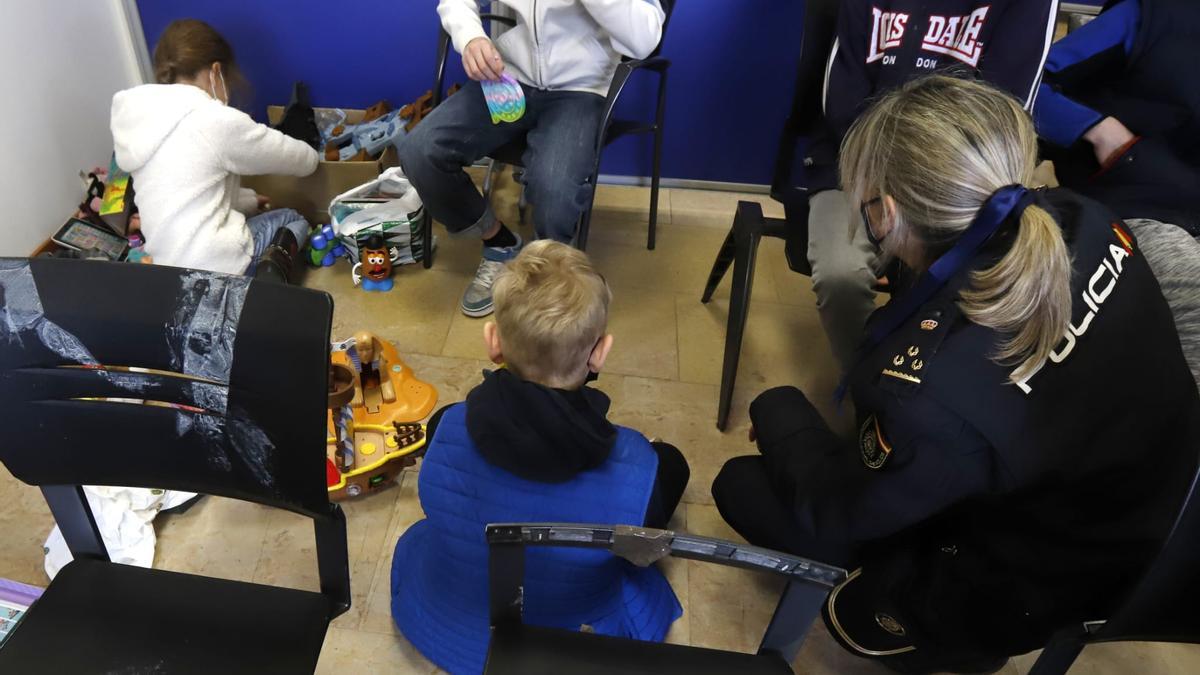 Niños ucranianos, jugando esta mañana en la Brigada de Extranjería de Zaragoza, donde se tramita la protección temporal.