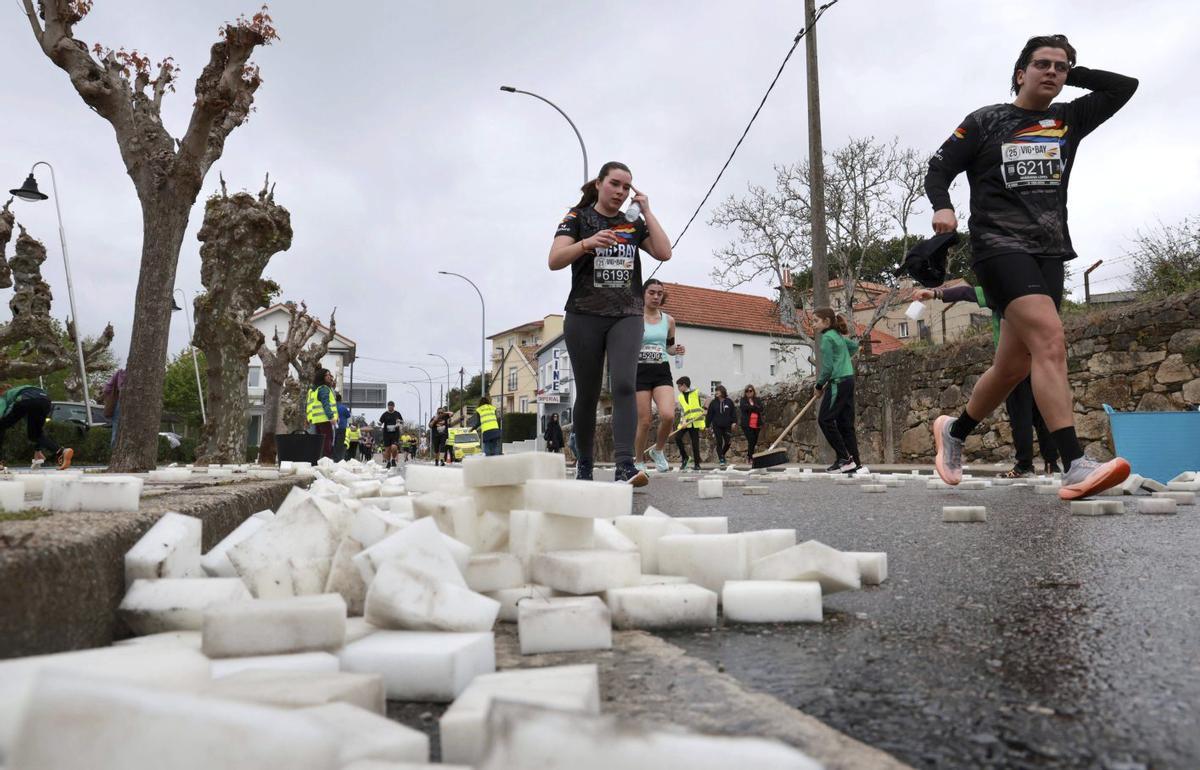 Bloques de hielo para refrescar a los corredores.
