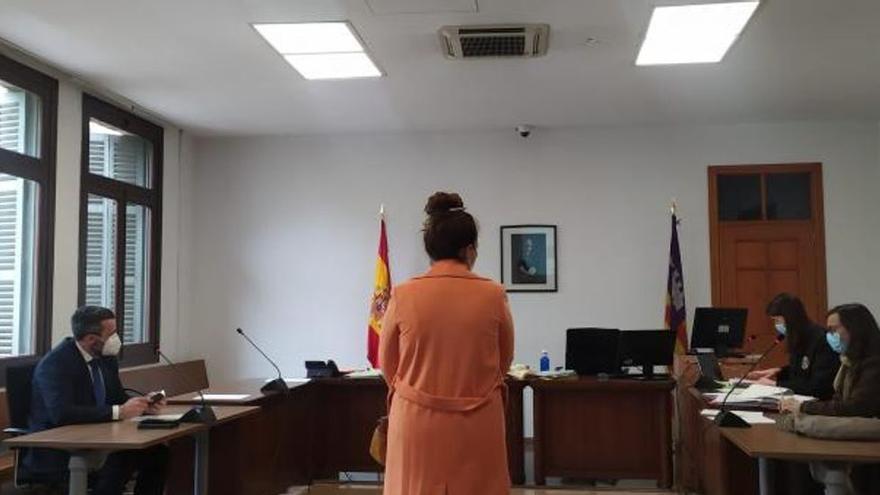 Siete meses de cárcel a la mujer que agredió en Mallorca a su hija de 13 años por ser lesbiana