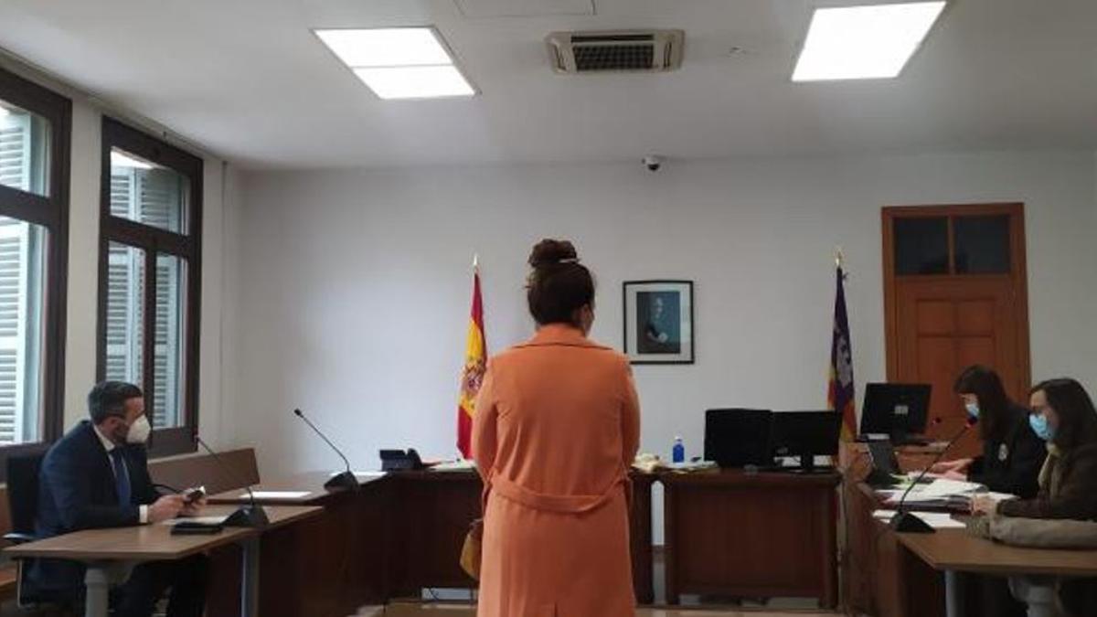 La mujer condenada, durante la vista celebrada en un juzgado de lo penal de Palma.