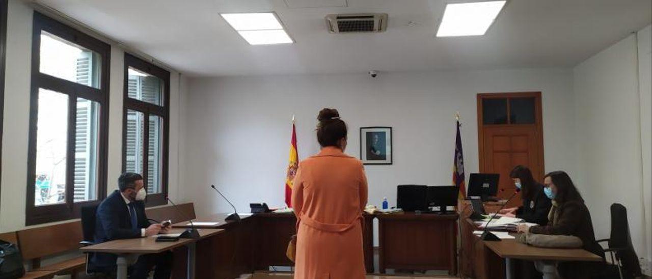 La mujer condenada, durante la vista celebrada en un juzgado de lo penal de Palma.