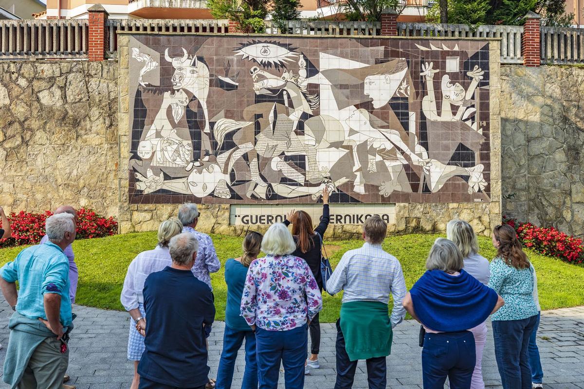El mosaico del famoso cuadro "Guernica" de Picasso en Gernika.