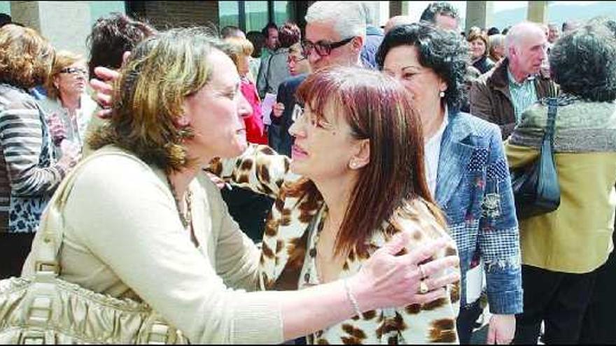 Tomasa Arce, en el centro, saludando a algunos asistentes al homenaje.