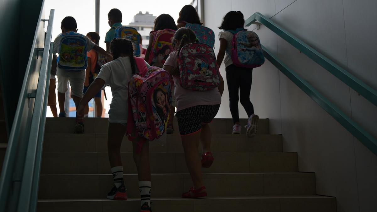 Un grupo de niños sube una escalera en una escuela, en una imagen de archivo