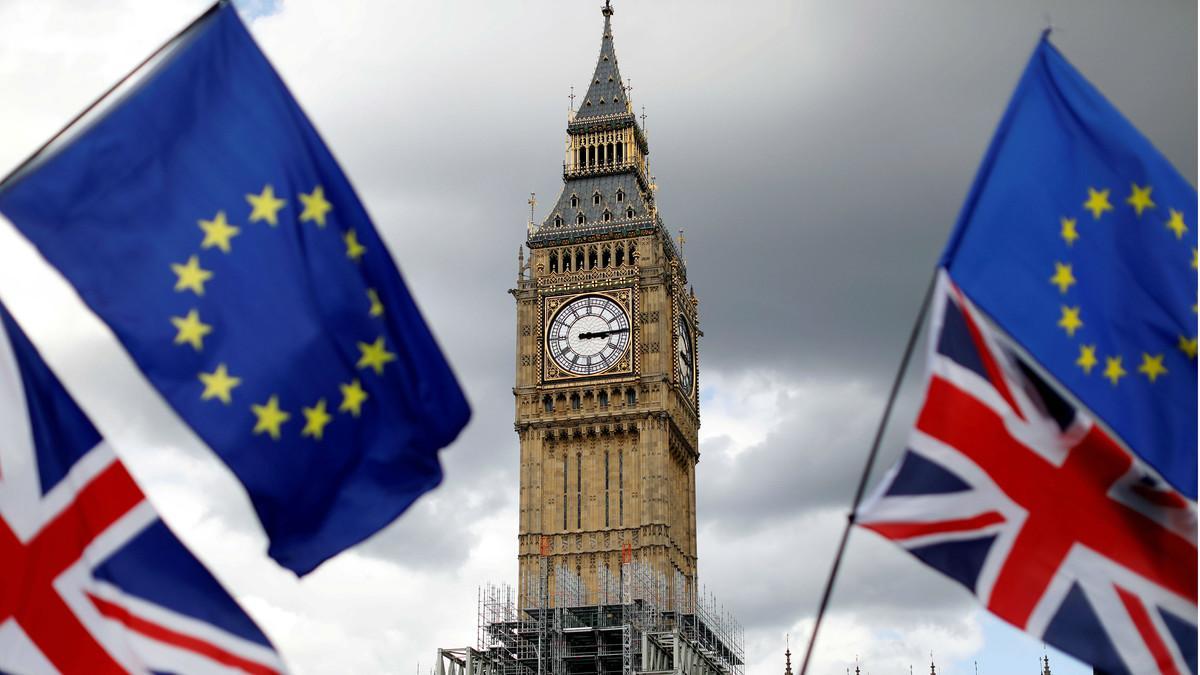 El mítico Big ben de Londres, con las banderas del Reino Unio y de la UE en el mismo mástil.