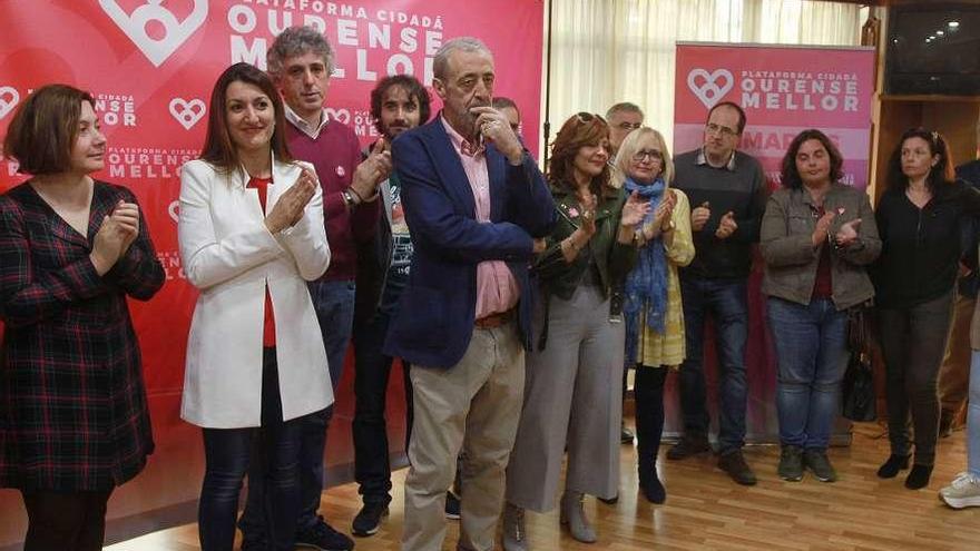 El candidato de Ourense Mellor, Etelvino Blanco, con miembros de la lista. // Iñaki Osorio