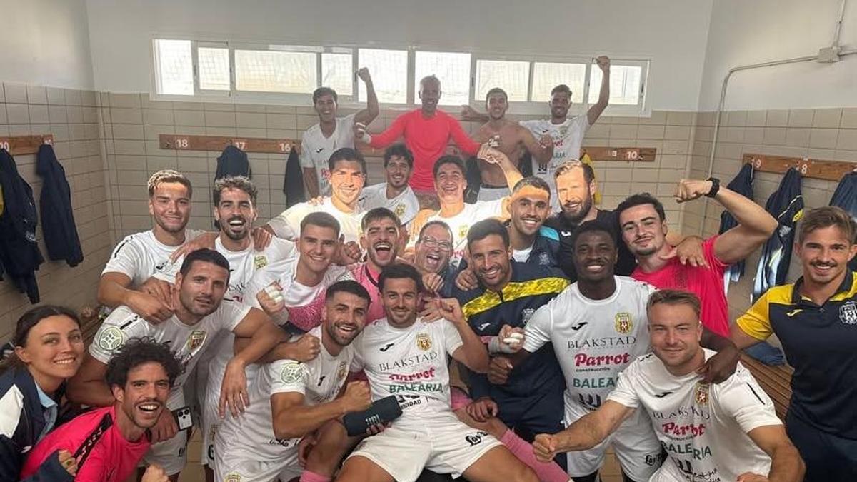 La Peña Deportiva celebra la victoria 'in extremis' ante la SD Formentera