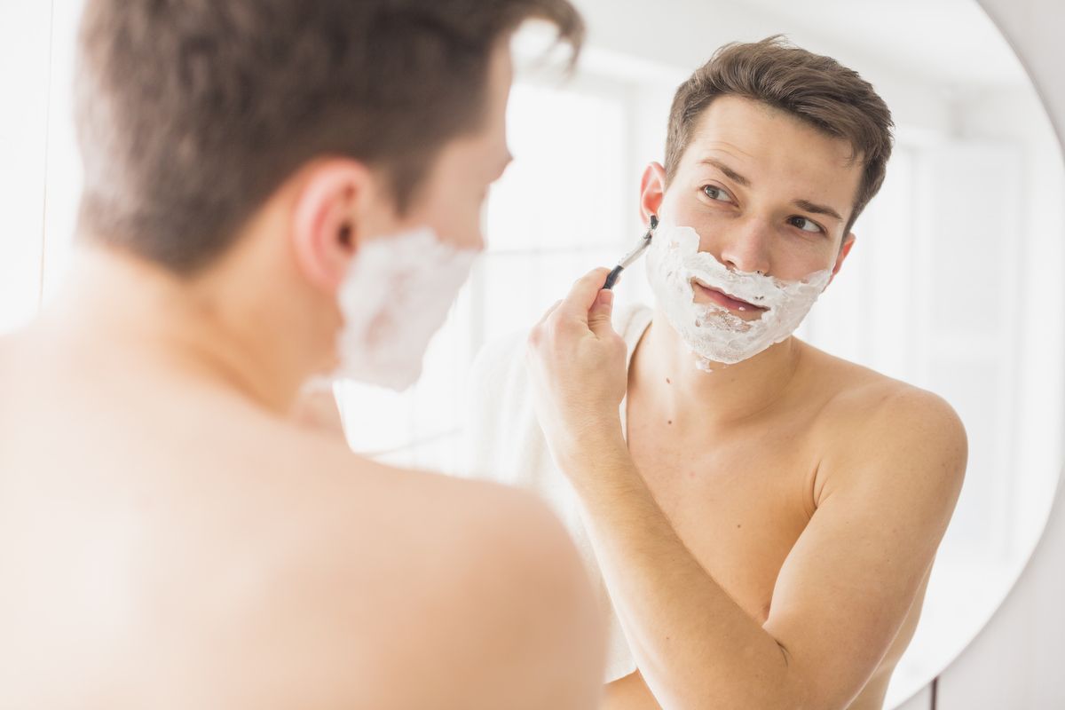 Espuma de afeitar hombre feliz y retrato con crema y maquinilla de afeitar  para limpieza facial