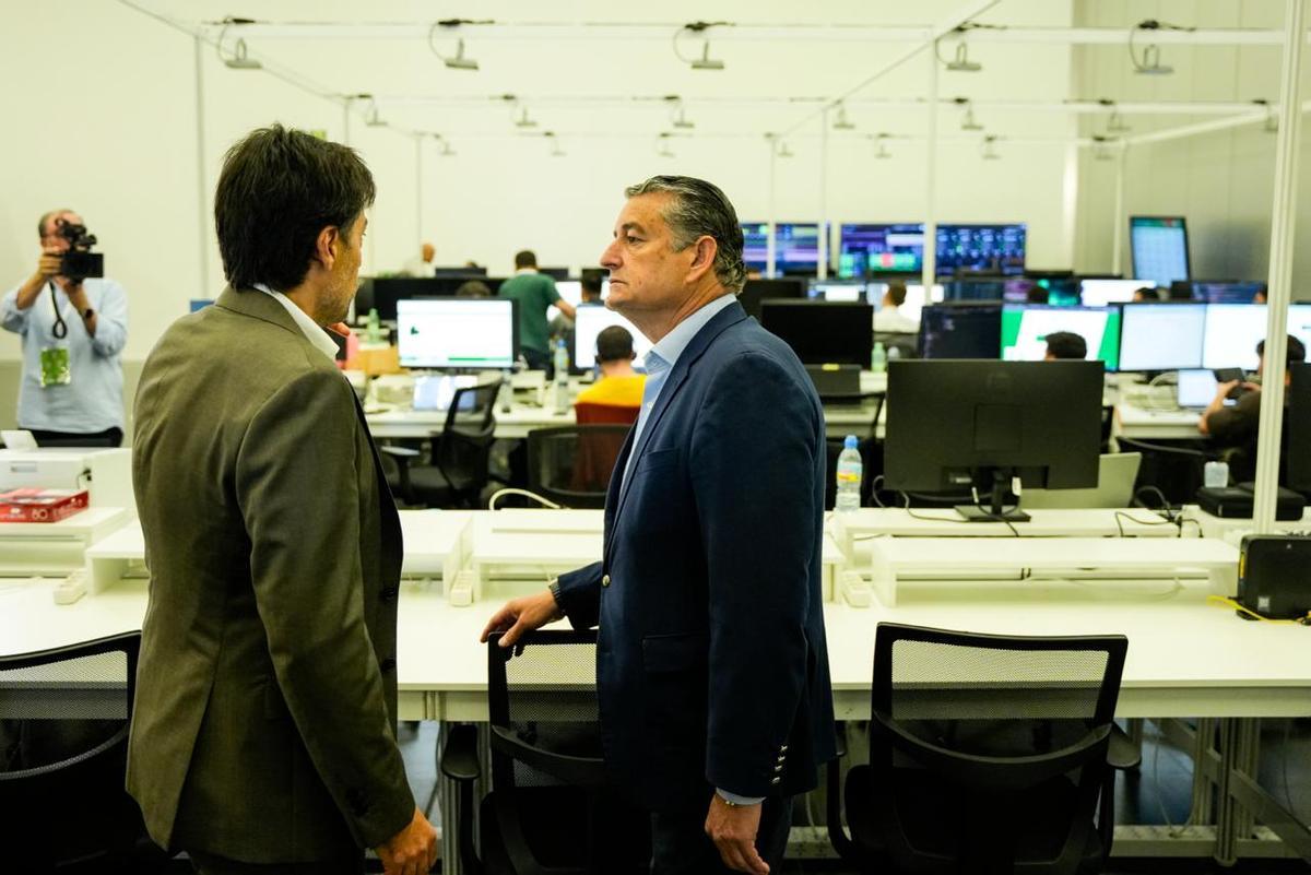 El consejero Antonio Sanz visita el Centro de Difusión de Datos ubicado en el Pabellón de la Navegación de Sevilla para las elecciones andaluzas del 17M